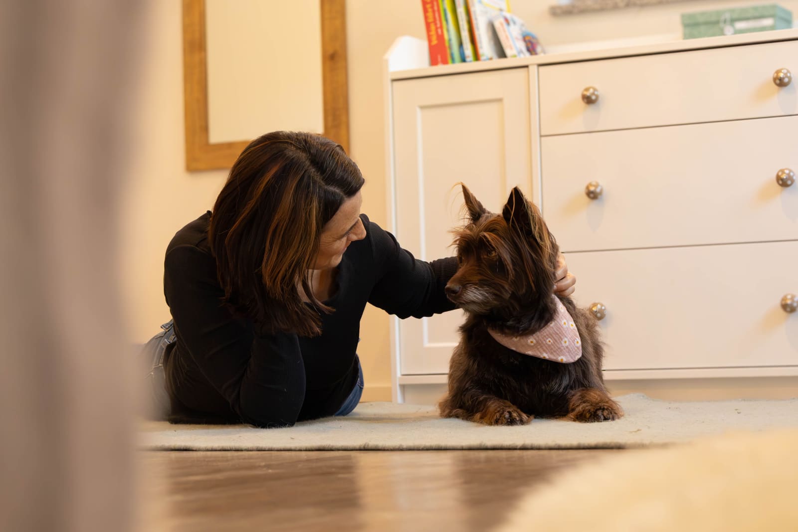 Therapiebegleithündin im Therapieraum