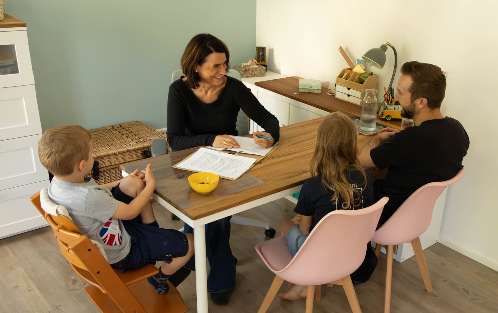 Gemeinsame Übung am Therapietisch